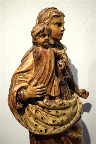 Vierge à l'Enfant  Sculpture en bois polychrome et doré